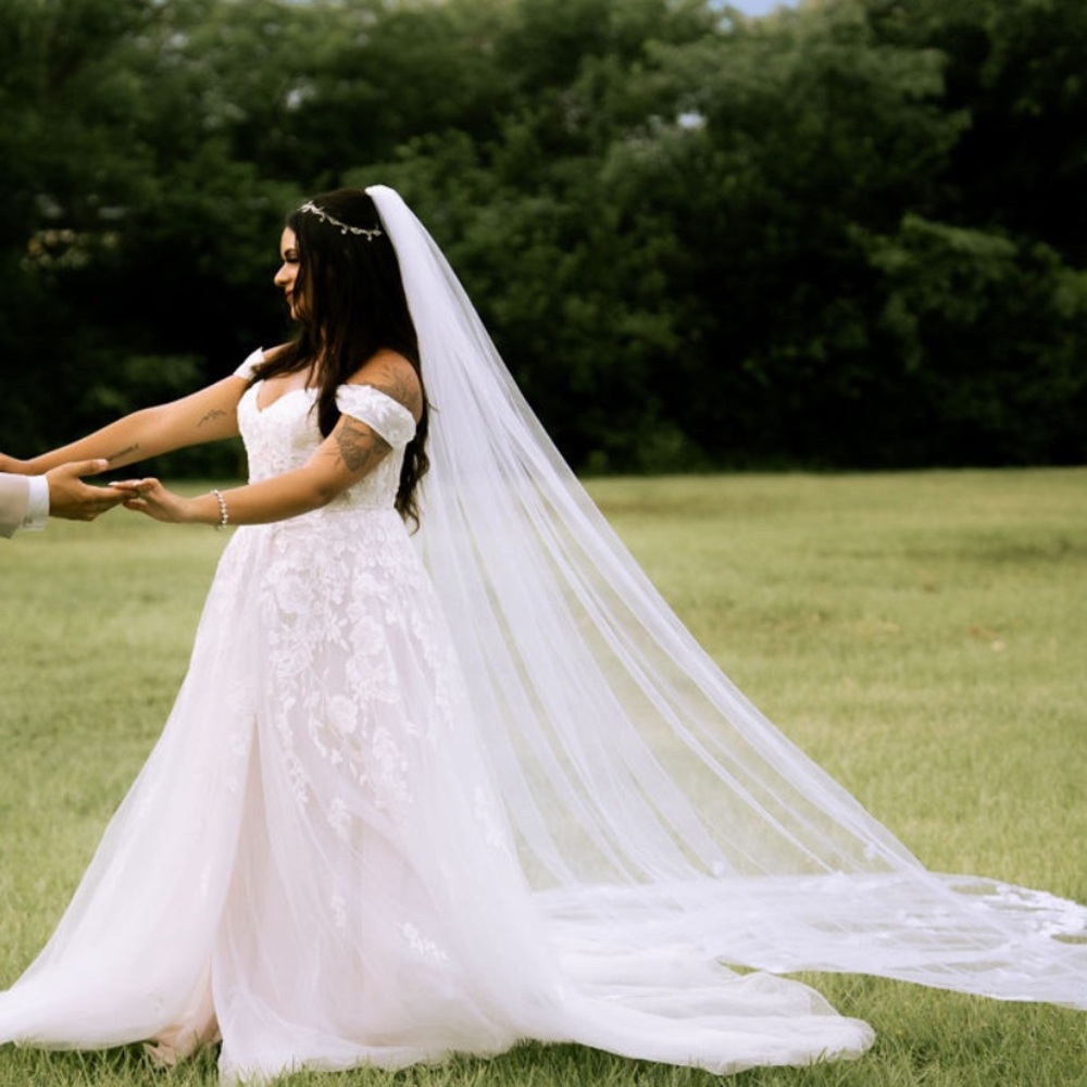 Galina Signature Size 10 Wedding Dress w/ removable sleeves✨